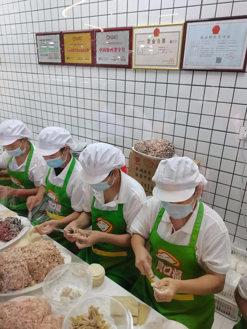 胃口福餃子云吞?hào)|方市場(chǎng)店開(kāi)業(yè)，數(shù)百市民排隊(duì)嘗鮮