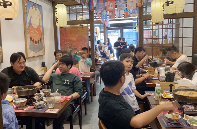 國慶長假餐飲消費增長強勁，美團(tuán)商戶成長計劃助商家到店交易增長256%